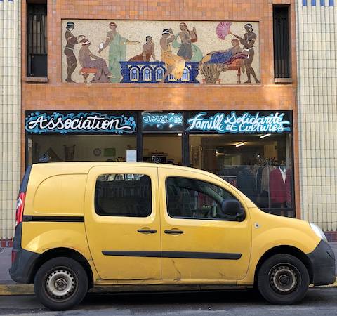 Image boutique "Asso Solidarité" friperie à Marseille.