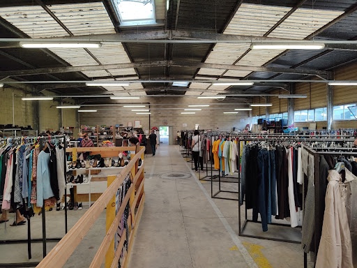 Image boutique Emmaüs (Paul Halary) ressourcerie à Reims, vêtements de seconde main de tous styles
