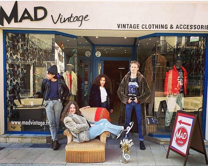 Image boutique friperie Mad Vintage à Dijon, vêtements d'occasion de style original, décontracté, classique et vintage