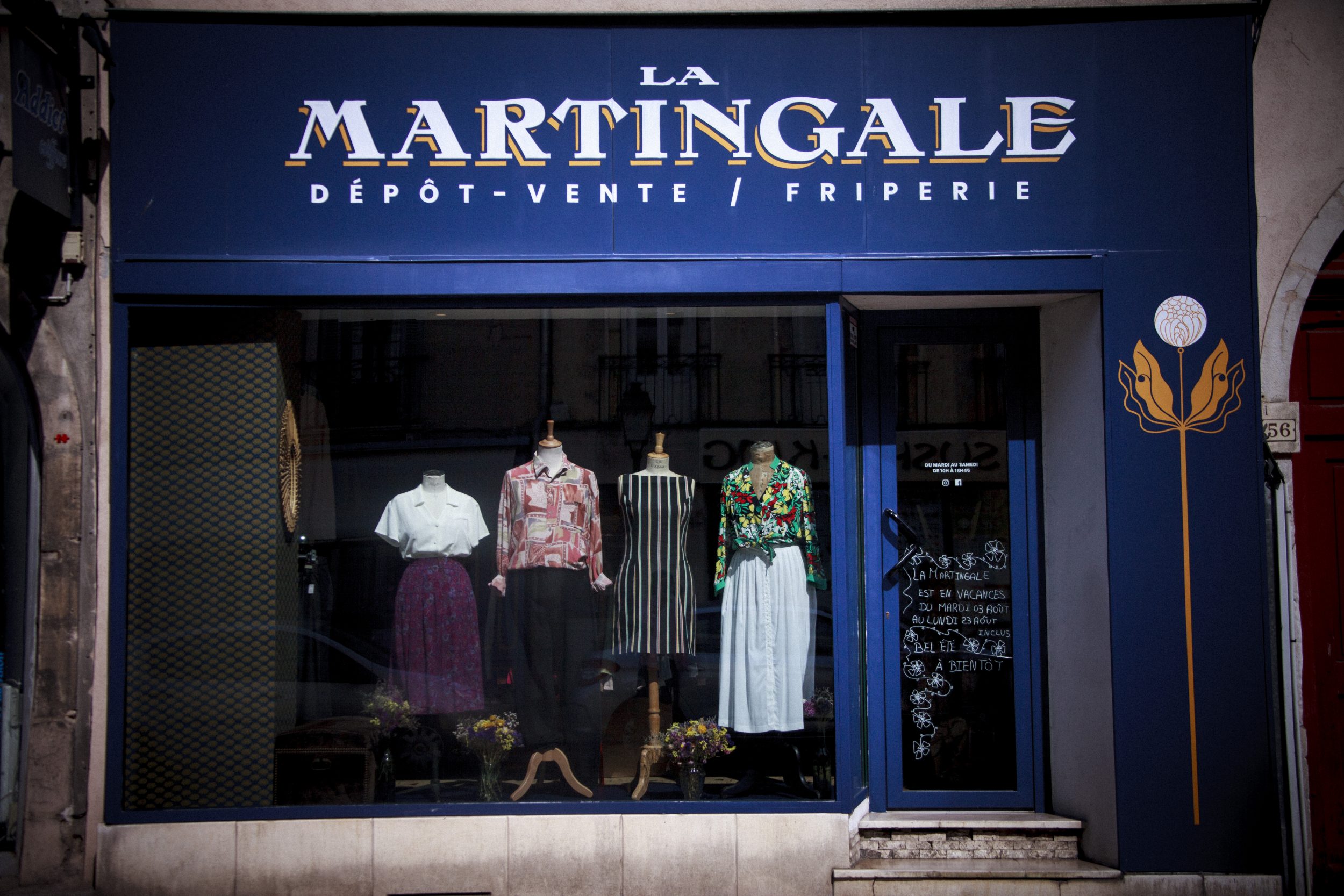 Image boutique friperie la Martingale dépôt-vente à Dijon, vêtements de seconde main de style classique, vintage, streetwear:sportswear, underground, original et décontactré