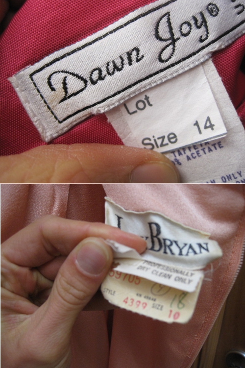 Etiquette d'une vêtement vintage avec nom de marque, logo, lot et taille 